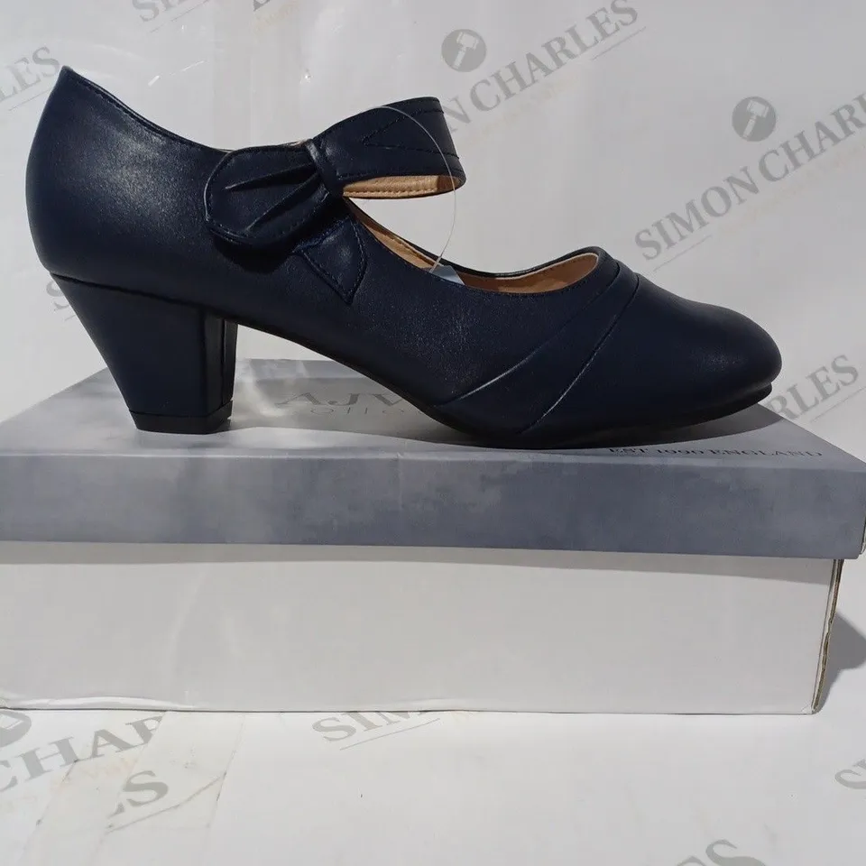 BOXED PAIR OF AJVANI COLLECTION CLOSED TOE LOW HEELS IN NAVY UK SIZE 8