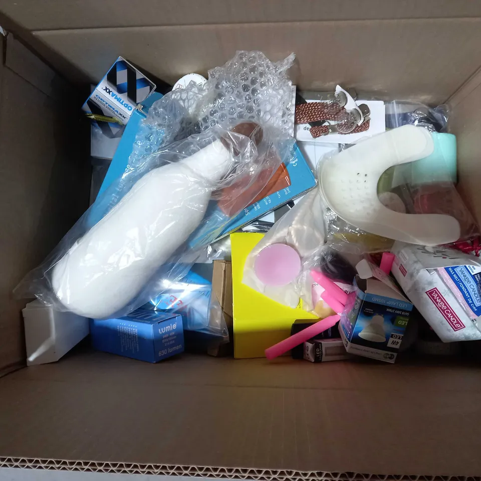 APPROXIMATELY 30 ASSORTED HOUSEHOLD ITEMS TO INCLUDE LIGHTBULBS, CANDLES, WAX MELTS, ETC