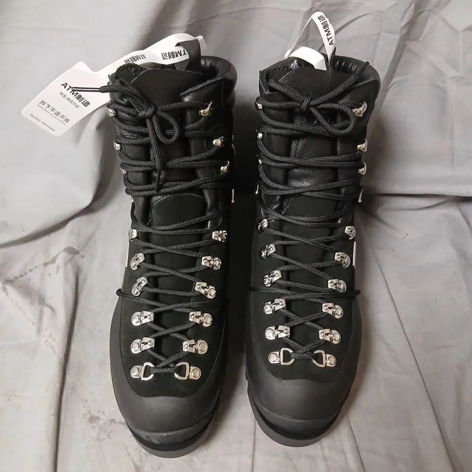 ATM BLACK HIKING BOOTS WITH METAL EYELETS SIZE 7