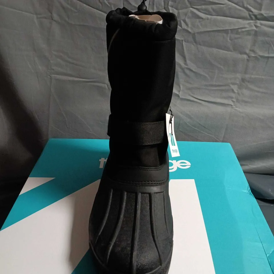 BOXED PAIR OF EDGE M ASPEN SNOW BOOTS - BLACK, MEN'S SNOW BOOT UK 10 (EU 44)