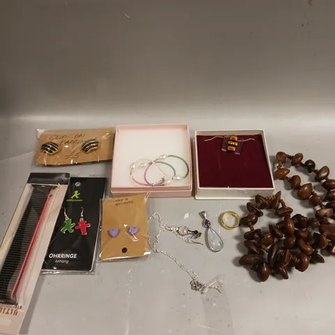 APPROXIMATELY 30 ASSORTED JEWELLERY ITEMS TO INCLUDE RINGS, BRACELETS, NECKLACES ETC