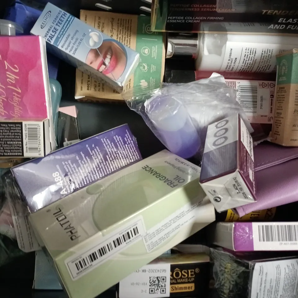 APPROXIMATELY 20 ASSORTED COSMETIC ITEMS TO INCLUDE DOVE, MINI SHAVER, ETC - COLLECTION ONLY