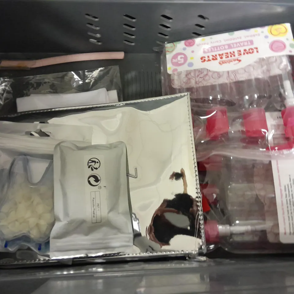 LOT OF 12 ASSORTED HEALTH AND BEAUTY ACCESSORY ITEMS TO INCLUDE BEARD DRYER AND BRUSHWORKS STYLE SET