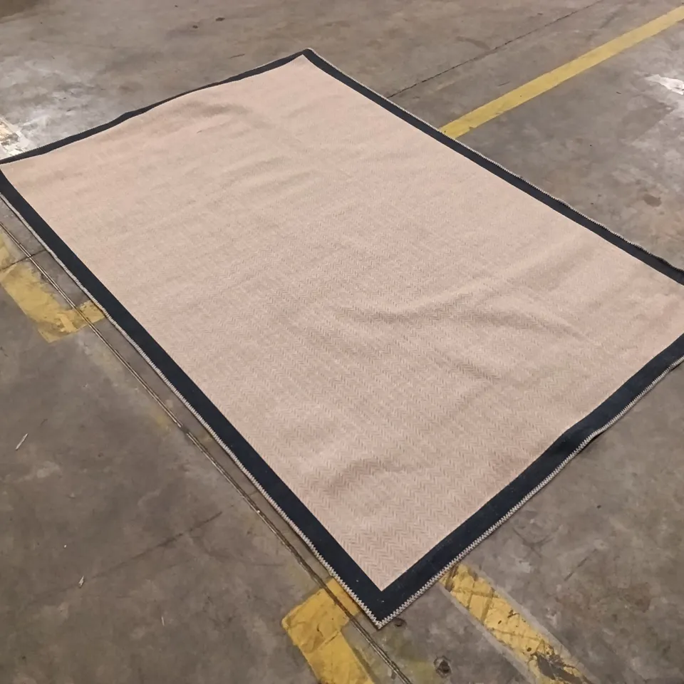 QUALITY DESIGNER AREA RUG - APPROXIMATELY 228CM X 160CM