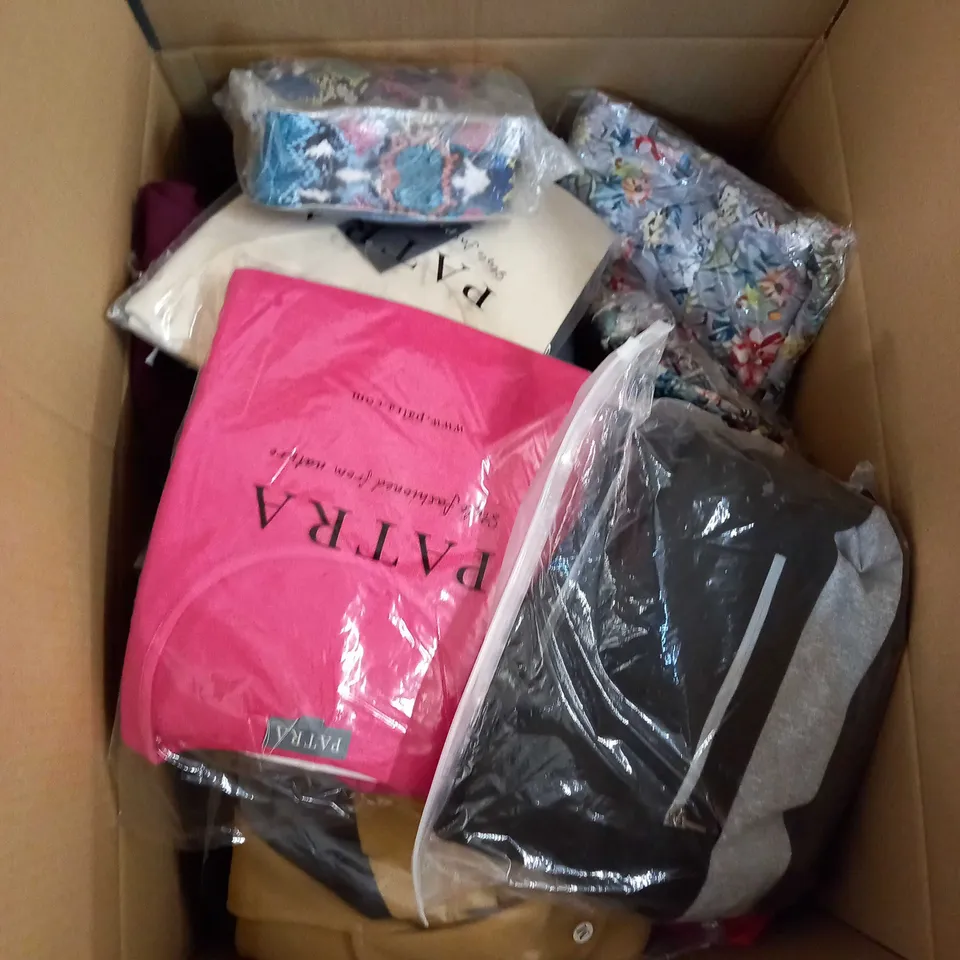 LARGE QUANTITY OF CLOTHING ITEMS TO INCLUDE DRESSES, SWEATERS, JEANS, T-SHIRTS, ETC