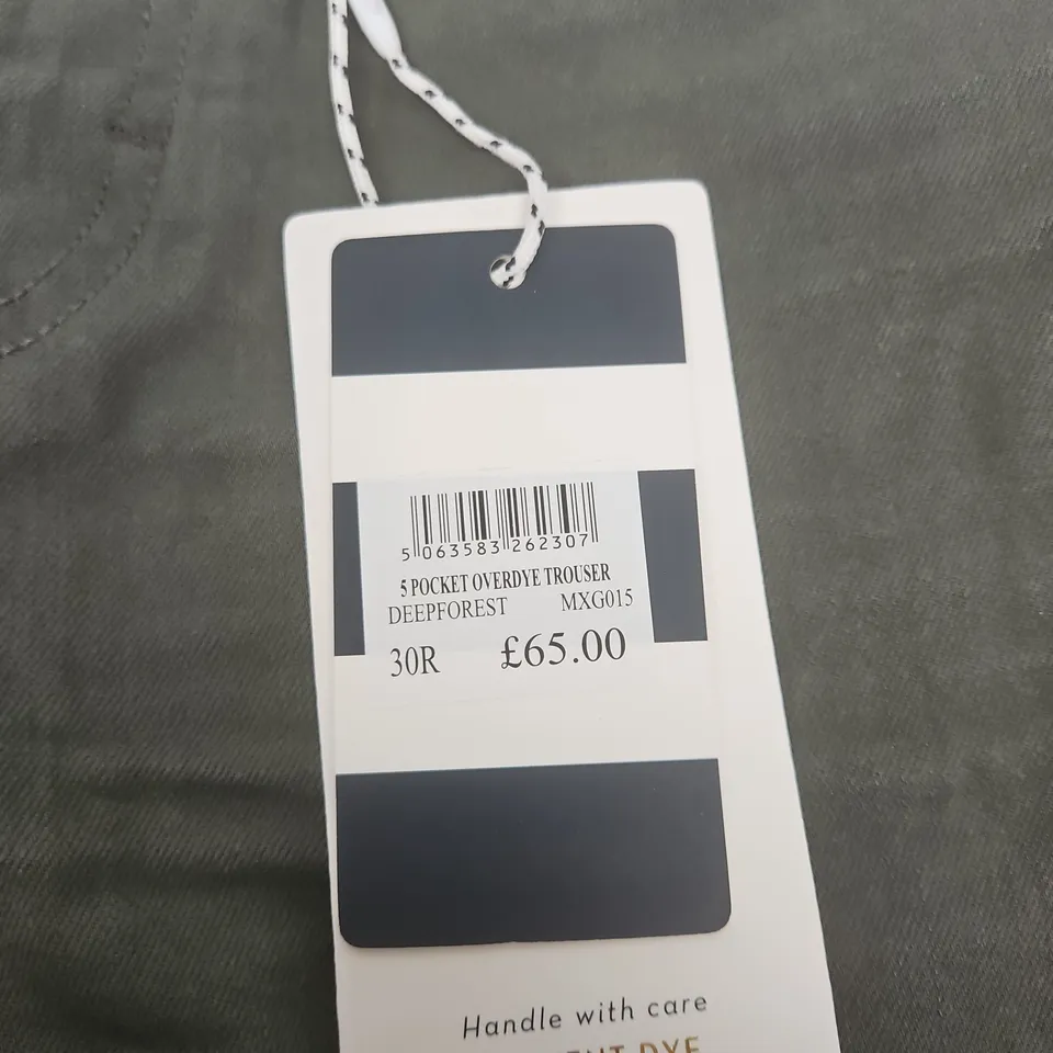 CREW CLOTHING COMPANY SLIM FIT OVERDYED TROUSERS – DEEP FOREST UK 30R