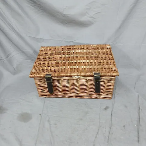 SEASONS GREETINGS HAMPER GIFT SET INCLUDING BISCUITS, WINE AND MINCE PIES