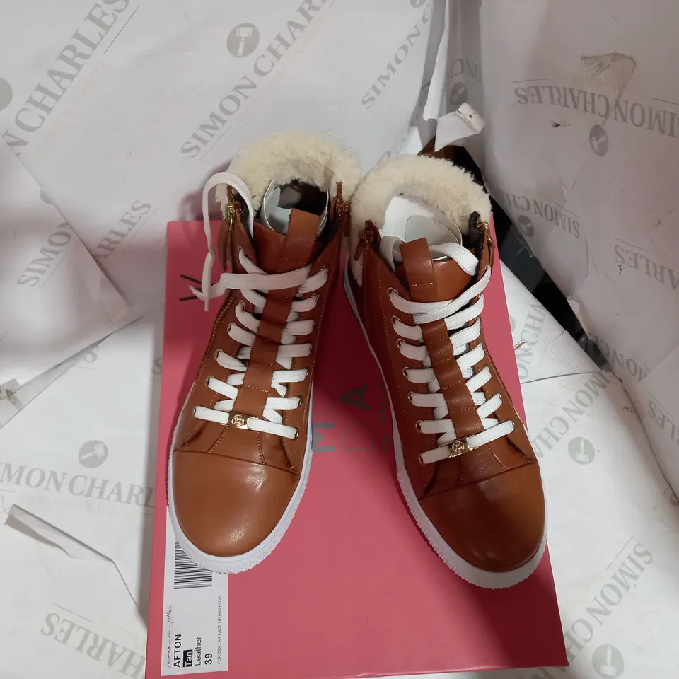 MODA TAN LEATEHR FUR COLLAR LACE UP HIGH TOP - SIZE 6