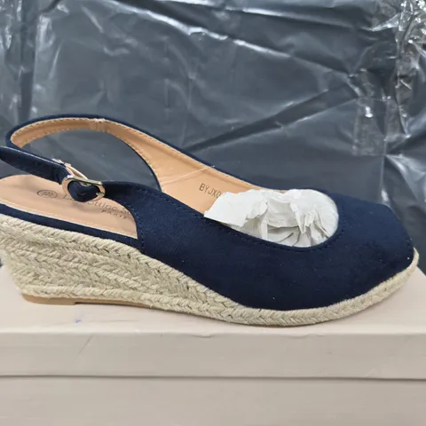 BOXED PAIR OF LA BOTTINE SOURITANE OPEN TOE BUCKLE SHOES IN NAVY - SIZE 39