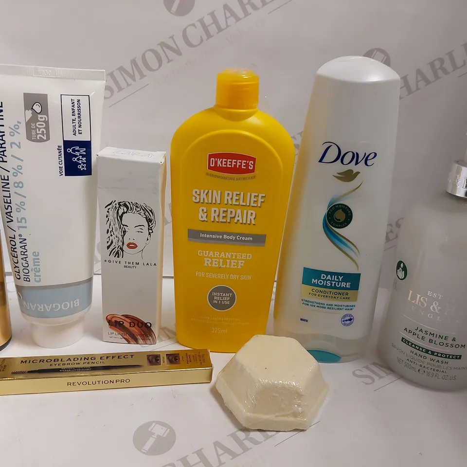 BOX OF APPROX 25 COSMETIC ITEMS TO INCLUDE BAYLISS & HARDING HAND WASH, DOVE DAILY MOISTURE, REVOLUTION HYALURONIC FIX