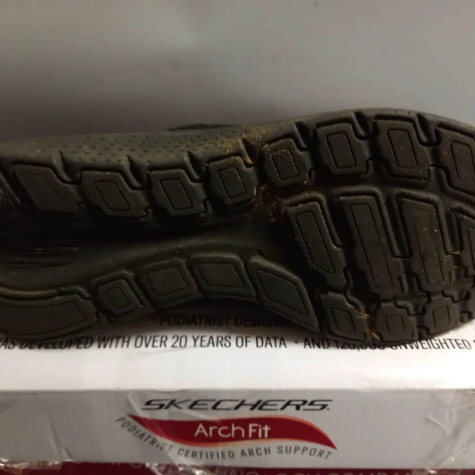 SKECHERS ARCH FIT TRAINERS IN BLACK - SIZE 6