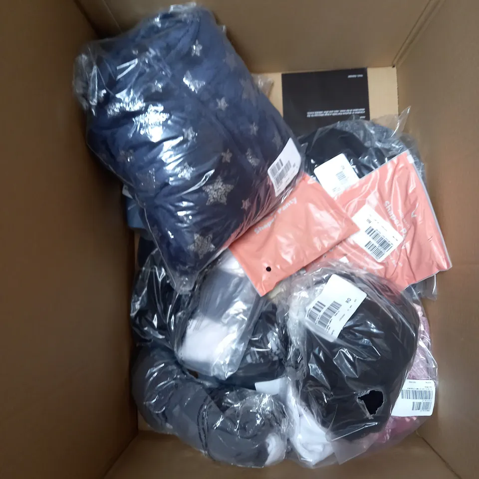 BOX OF APPROXIMATELY 12 ASSORTED CLOTHING ITEMS TO INCLUDE SOCKS, JUMPER, GILET ETC