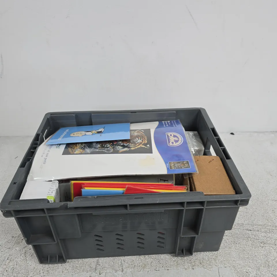 APPROXIMATELY 30 ASSORTED ITEMS INCLUDING A SNOOPY CARD, CREATIVE WORLD DMC CROSS STITCH KIT AND A THERMOSTAT
