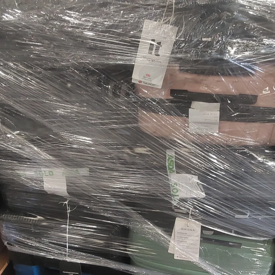 PALLET CONTAINING A VERY LARGE QUANTITY OF ASSORTED SUITCASES
