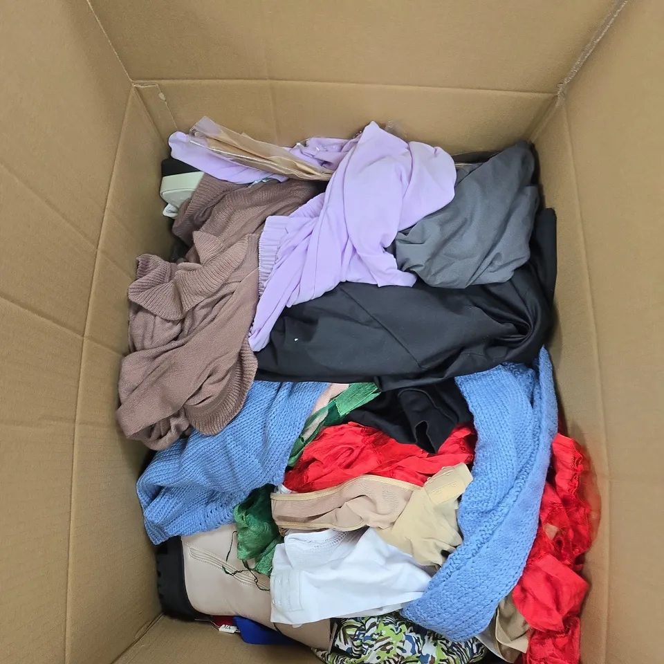 BOX OF APPROXIMATELY 25 ASSORTED ITEMS TO INCLUDE:  URBAN JACKS PINK SLIP ONS 