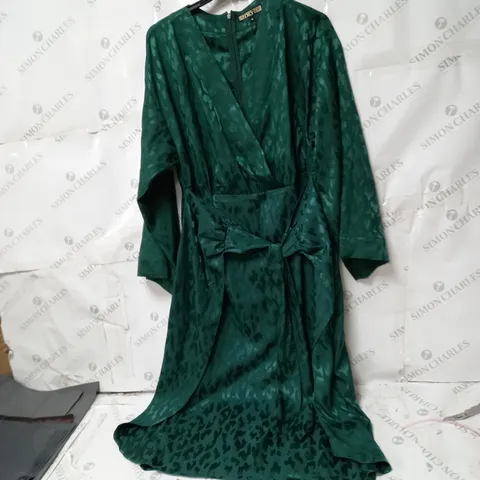 BOX OF APPROXIMATELY 10 WOMEN'S CLOTHING INCLUDING DRESSES, PANTS, TOPS ETC