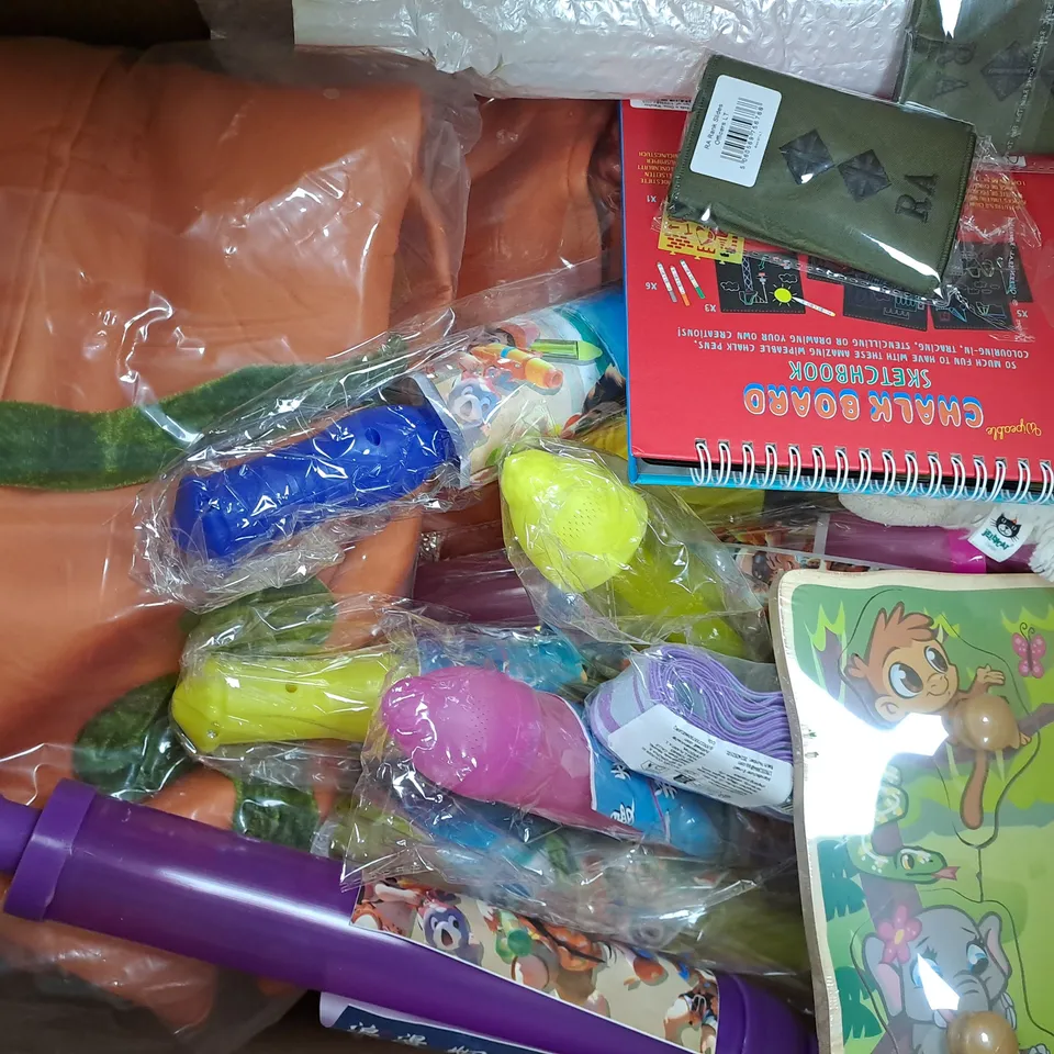 BOX OF APPROXIMATELY 20 ASSORTED TOYS AND GAMES TO INCLUDE LITTLE BUG BINGO, FOUND IT SMART SCAVENGER HUNT, ETC - COLLECTION ONLY