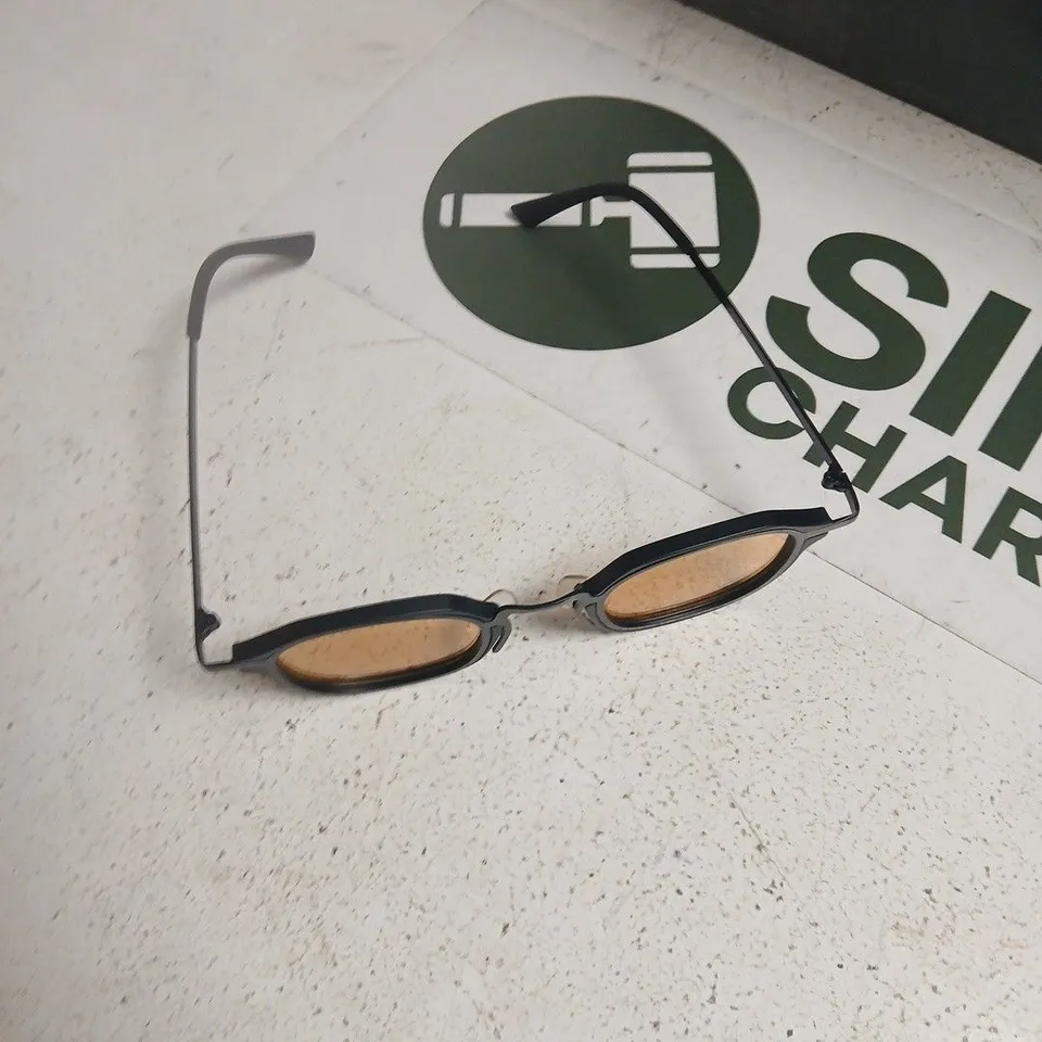 TOTE OF APPROXIMATELY 15 ASSORTED SUNGLASSES/GLASSES TO INCLUDE: BLACK SUNGLASSES WITH ORANGE TINTED LENSES