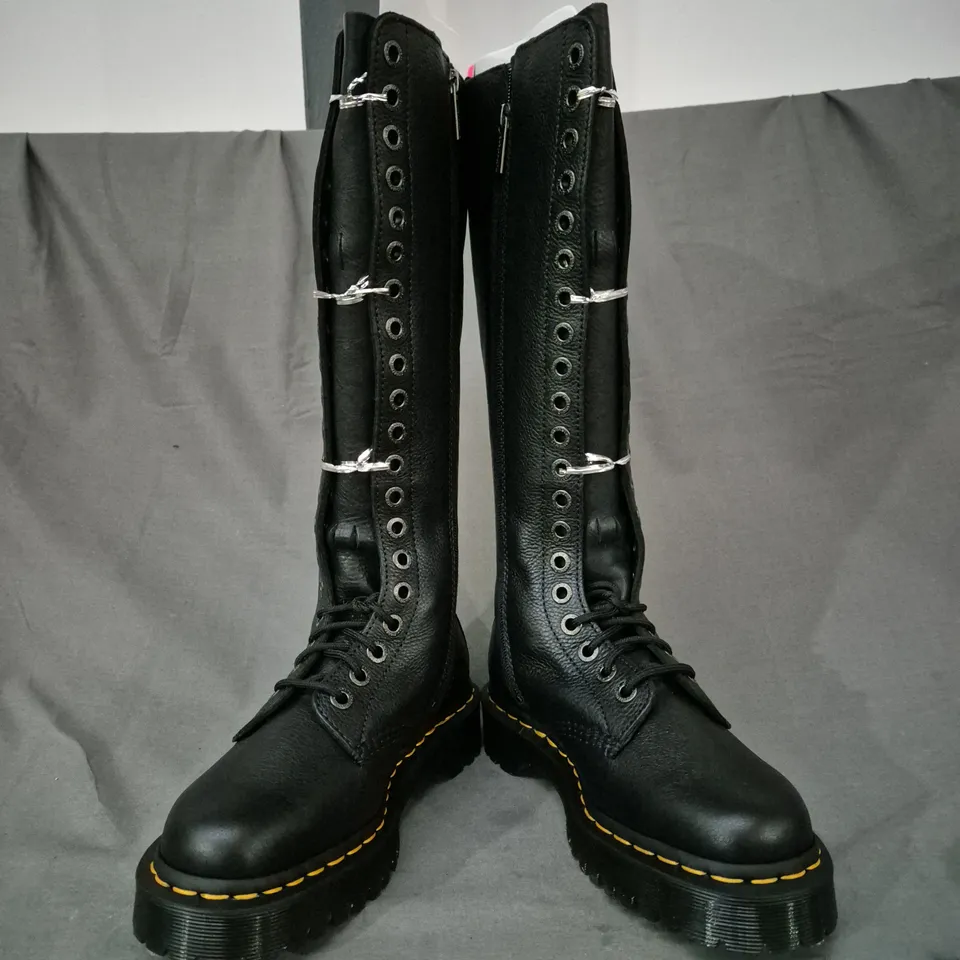 BOXED PAIR OF DR MARTENS 1B60 BEX KNEE-HIGH BOOTS IN BLACK UK SIZE 5