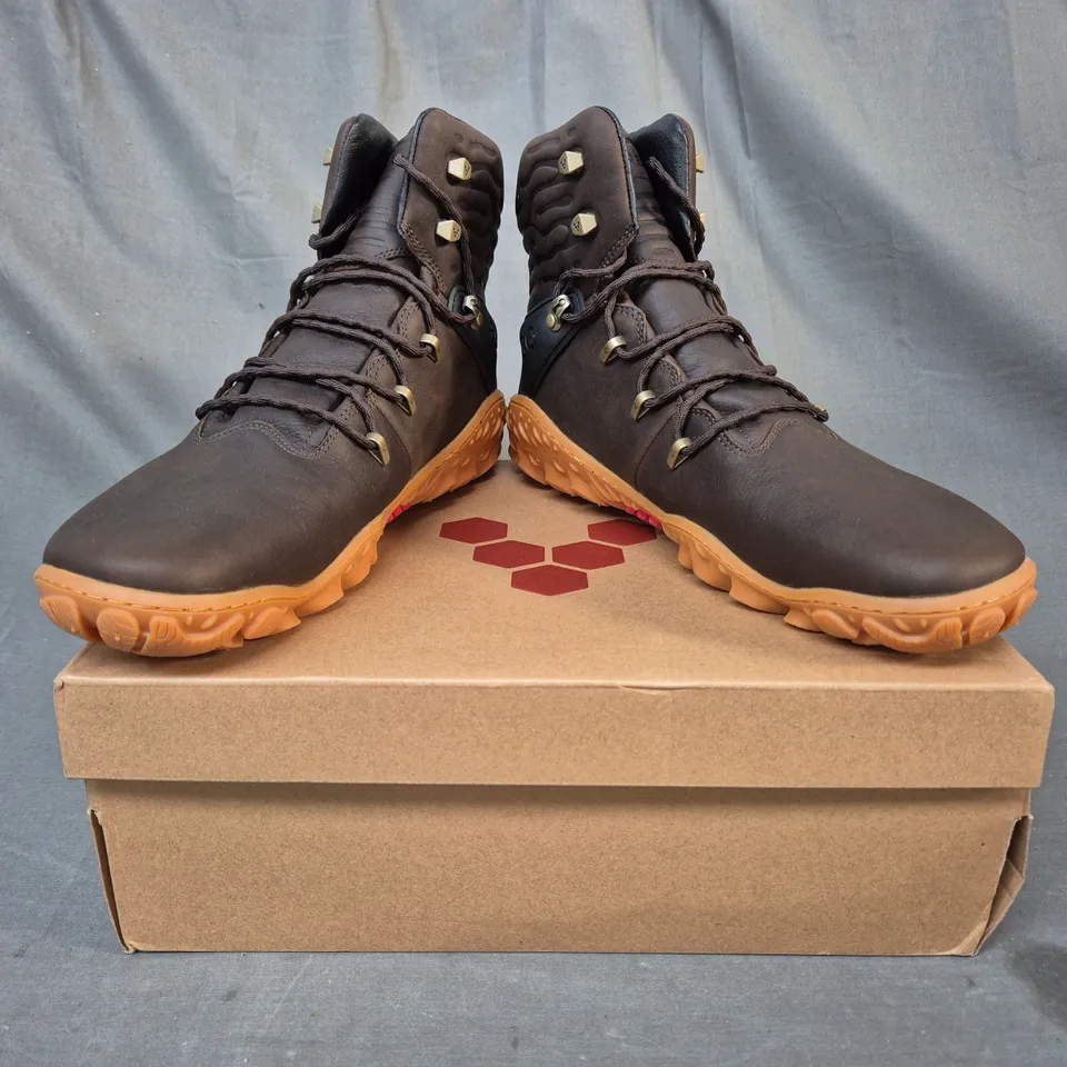 BOXED PAIR OF VIVO BAREFOOT TRACKER ANKLE BOOTS IN BROWN UK SIZE 11.5