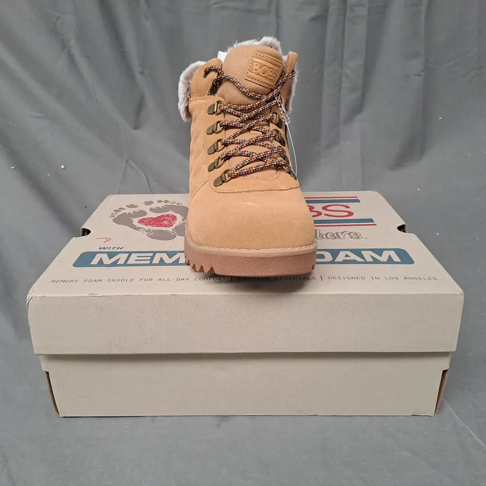 BOXED PAIR OF SKECHERS MOUNT SUEDE BOOTS IN CHESTNUT SIZE 7