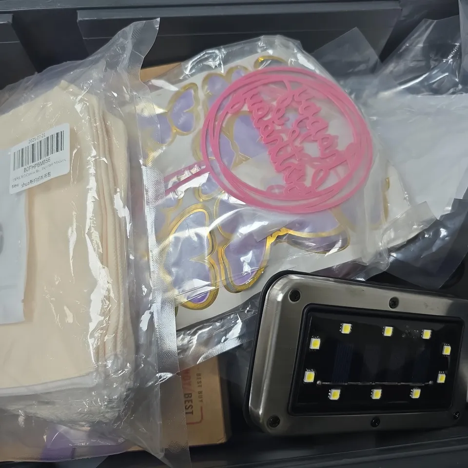 APPROXIMATELY 12 ASSORTED HOUSEHOLD ITEMS TO INCLUDE GREEN SHEETS LAUNDRY DETERGENT, SOLAR LIGHT, PARTY DECORATIONS, ETC