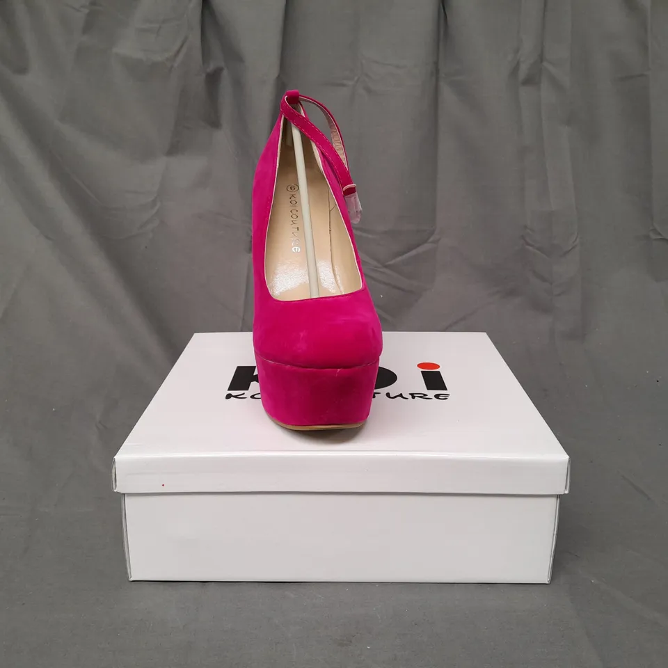 BOXED PAIR OF KOI COUTURE HR5 PLATFORM HIGH WEDGE FAUX SUEDE SHOES IN FUCHSIA SIZE 6