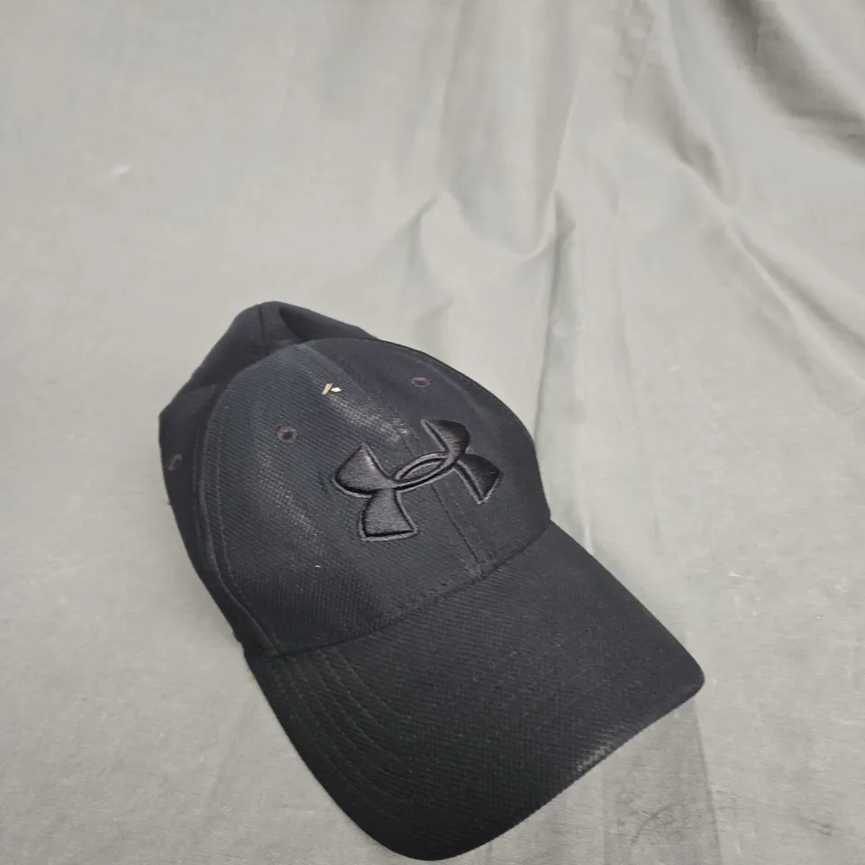 UNDER ARMOUR LOGO BASEBALL CAP IN BLACK