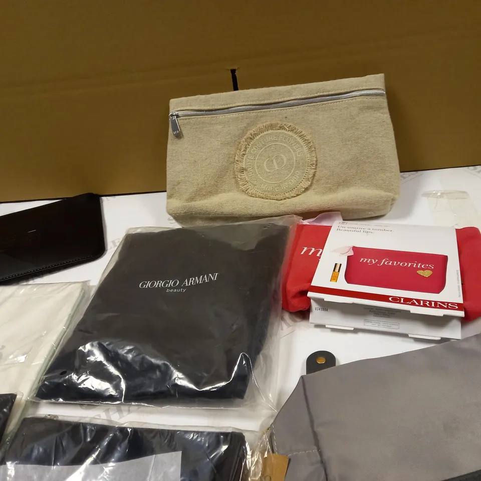LOT OF APPROX 8 ASSORTED WASH BAGS TO INCLUDE: GIORGIO ARMANI, DIOR, CHLOE