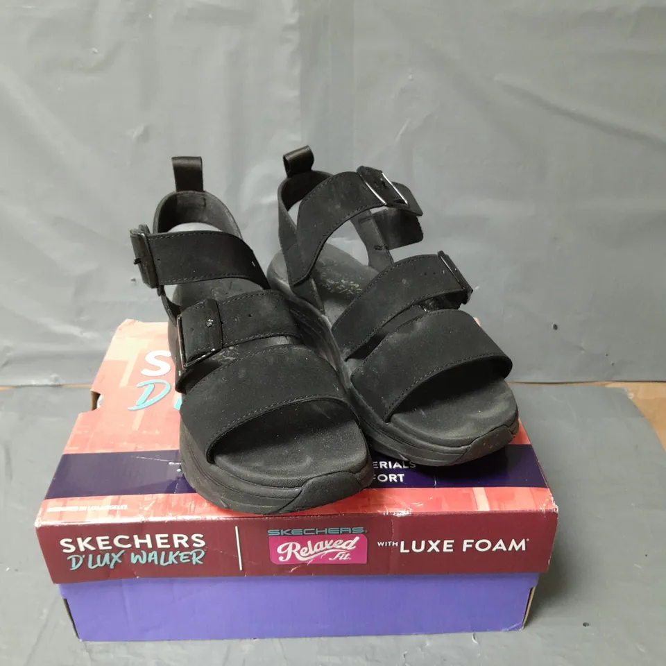 SKECHERS D'LUX WALKER SANDALS - BLACK - SIZE 5