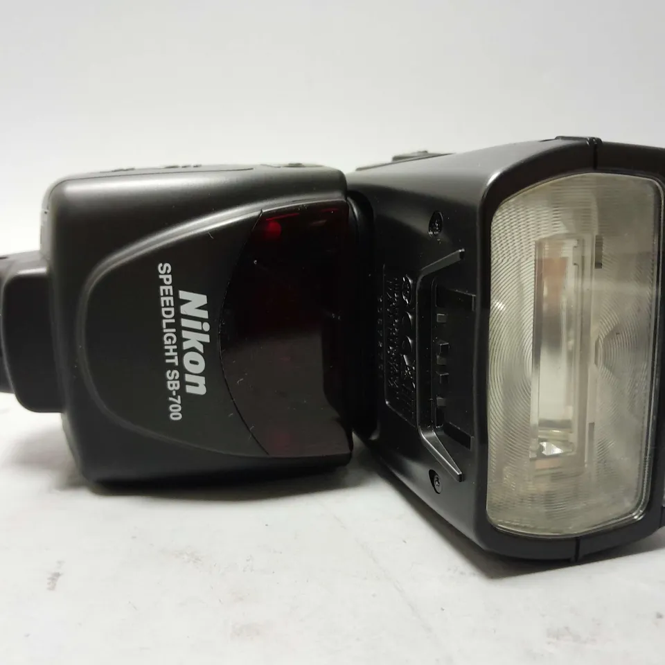 NIKON SPEEDLIGHT SB-700