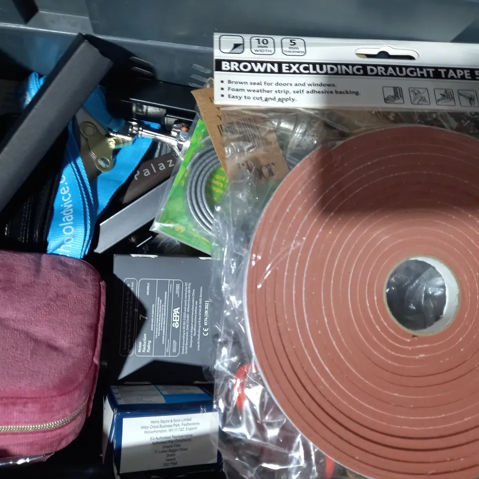 APPROXIMATELY 15 ASSORTED HOUSEHOLD ITEMS TO INCLUDE GLASS ROUND ROBIN WINDOW DECORATION, WINDOW INSULATION KIT, ETC