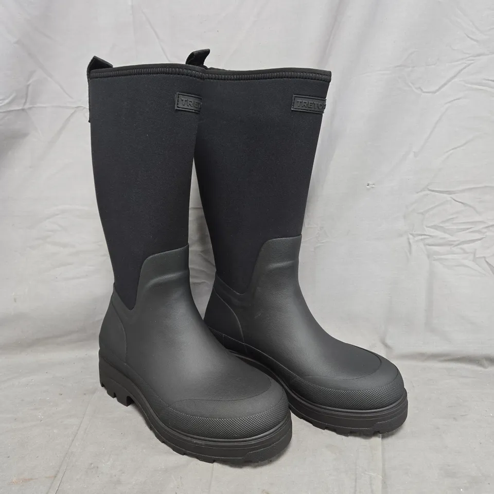 BOXED PAIR OF TRETON SALLA NEO WELLINGTON BOOTS IN BLACK SIZE 7