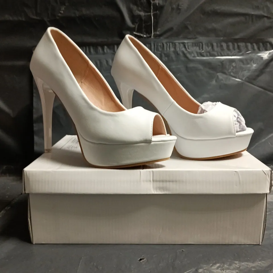 BOXED PAIR OF UNBRANDED PEEP TOE STILETTO HEEL SHOES IN WHITE SIZE EU 39