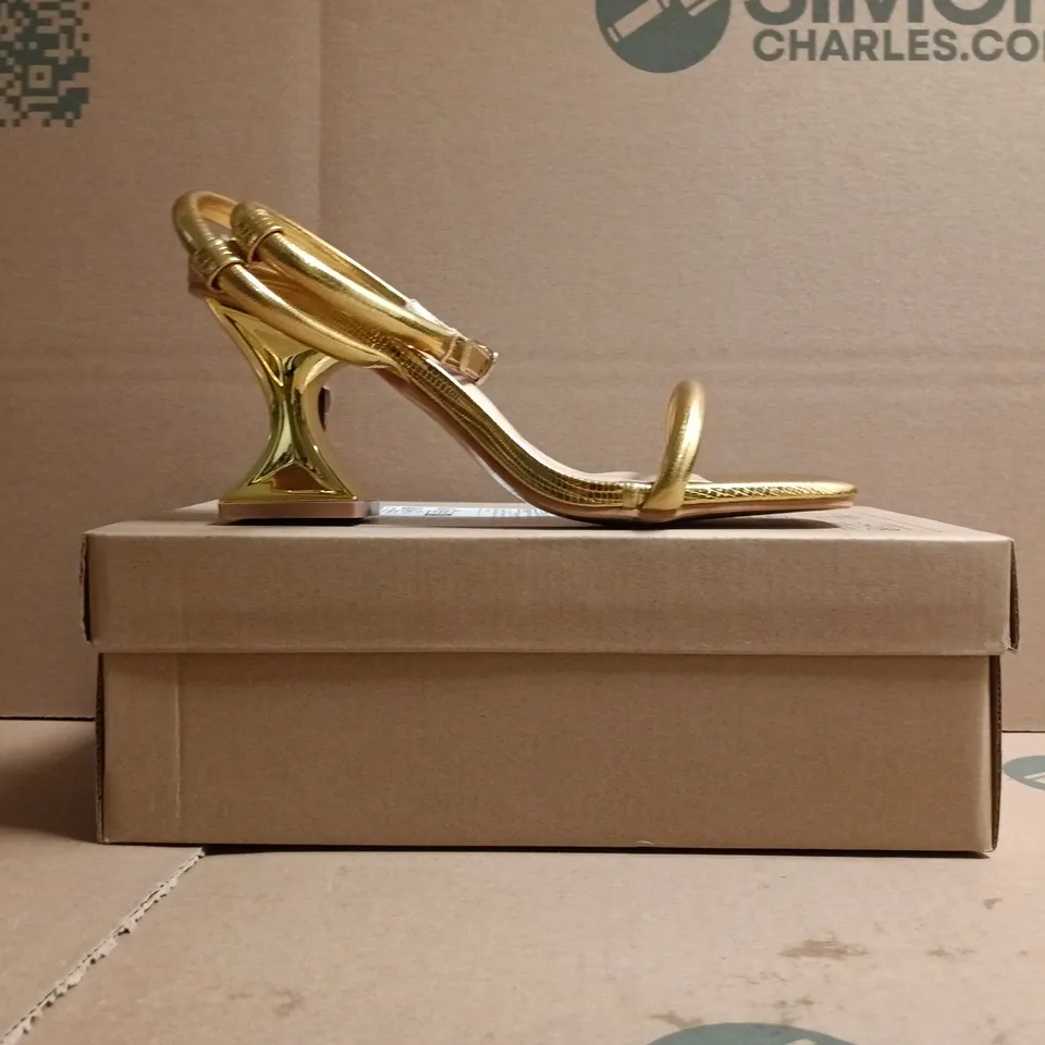BOXED PAIR OF UNBRANDED OPEN TOE BLOCK HEEL SANDALS IN GOLD SIZE EU 36