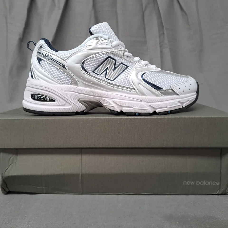 BOXED PAIR OF NEW BALANCE 530 TRAINERS IN WHITE/METALLIC SILVER UK SIZE 5
