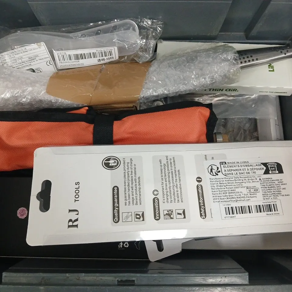 APPROXIMATELY 10 ASSORTED HOUSEHOLD ITEMS TO INCLUDE SAFETY KNIFE, CUTTERS, CHISEL, ETC - COLLECTION ONLY