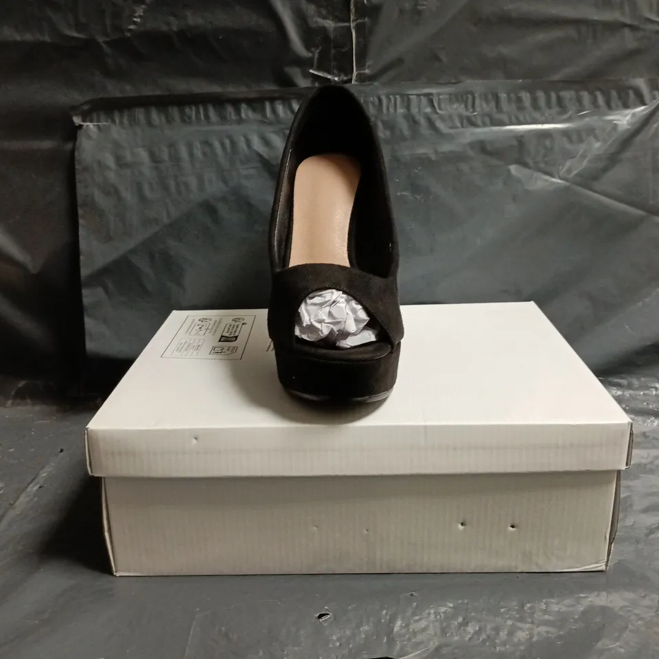BOXED PAIR OF UNBRANDED PEEP TOE STILETTO HEEL SHOES IN BLACK SIZE EU 39