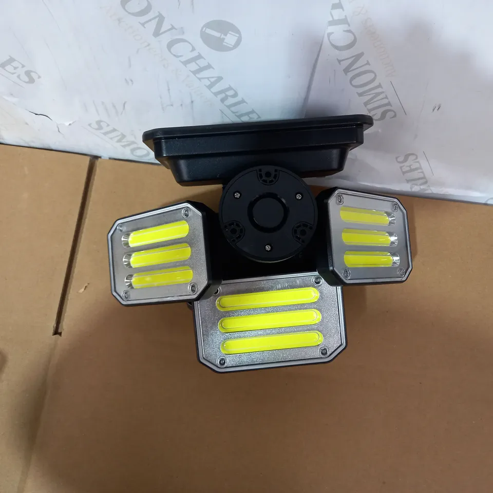 BELL & HOWELL 300 LUMENS BIONIC FLOODLIGHT