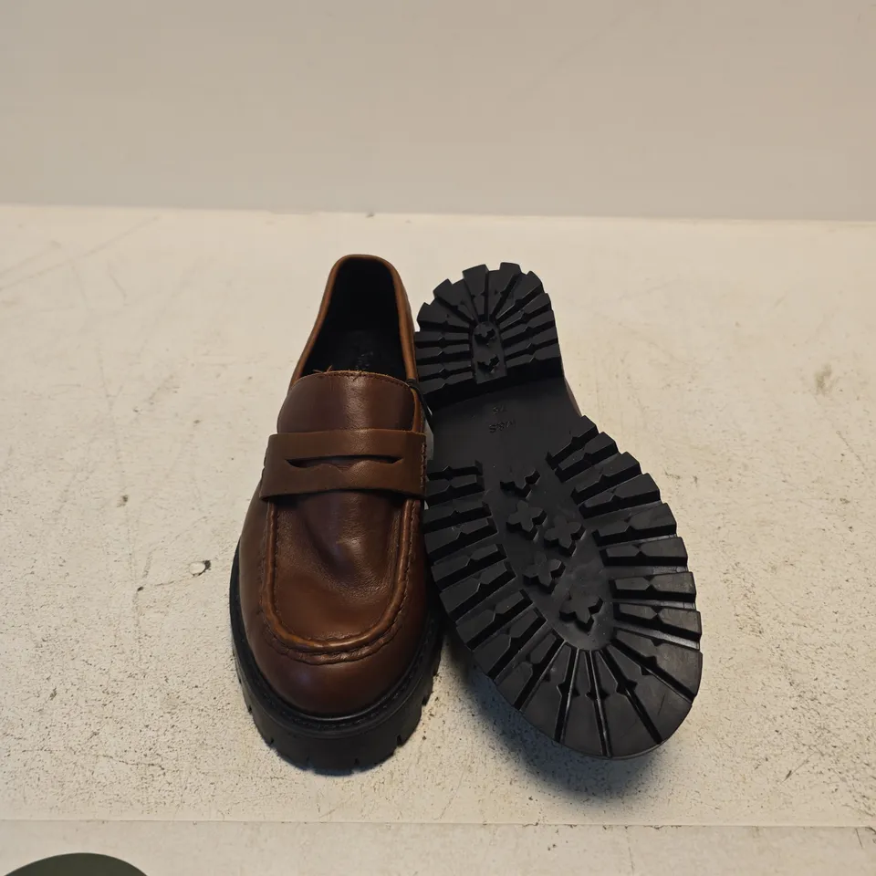 M&S MEN'S BROWN LEATHER PENNY LOAFERS, UK 7½ (EU 41) – PAIR