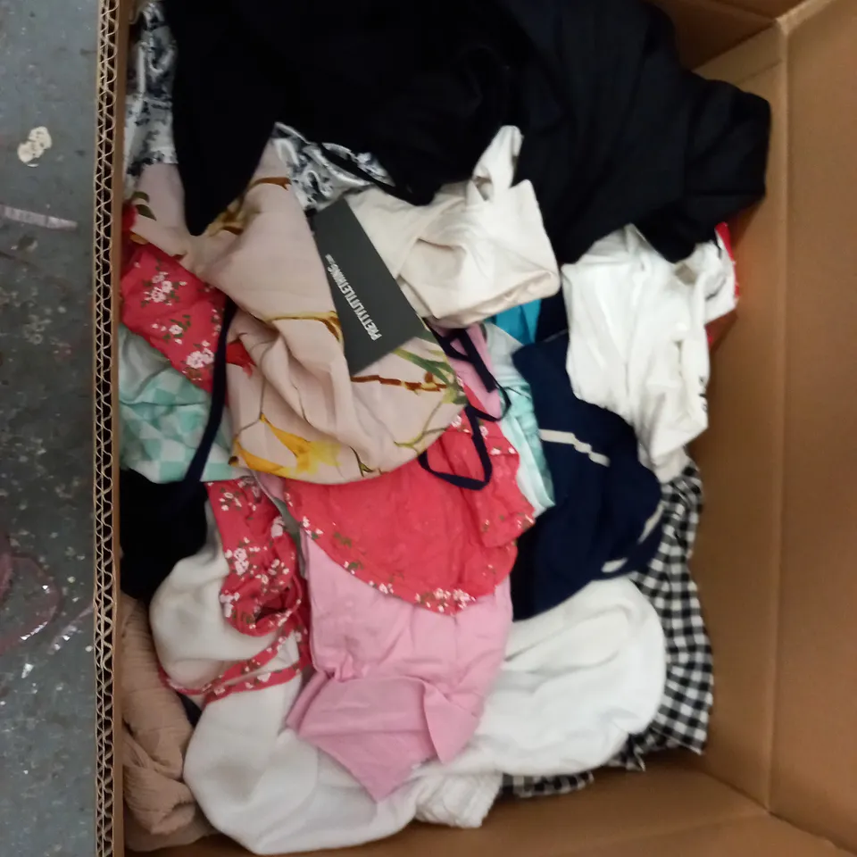 LARGE QUANTITY OF ASSORTED CLOTHING ITEMS TO INCLUDE M&S, NASTY GAL AND PRETTYLITTLETHING