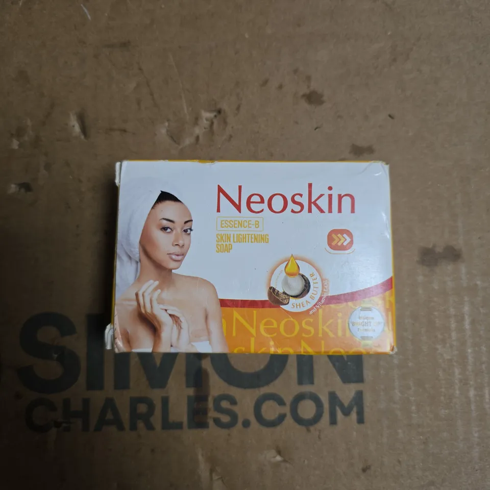 TOTE OF APPROXIMATELY 20 ASSORTED COSMETICS TO INCLUDE: NEOSKIN SOAP 