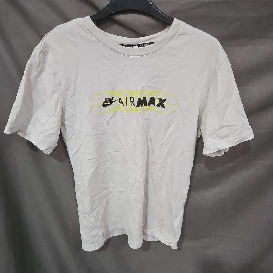 NIKE AIR MAX T‑SHIRT – WHITE UK S