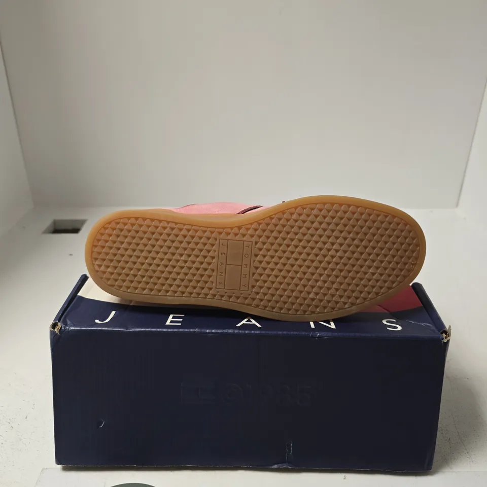 BOXED PAIR OF TOMMY JEANS LOW TOP TRAINERS SIZE EU 41
