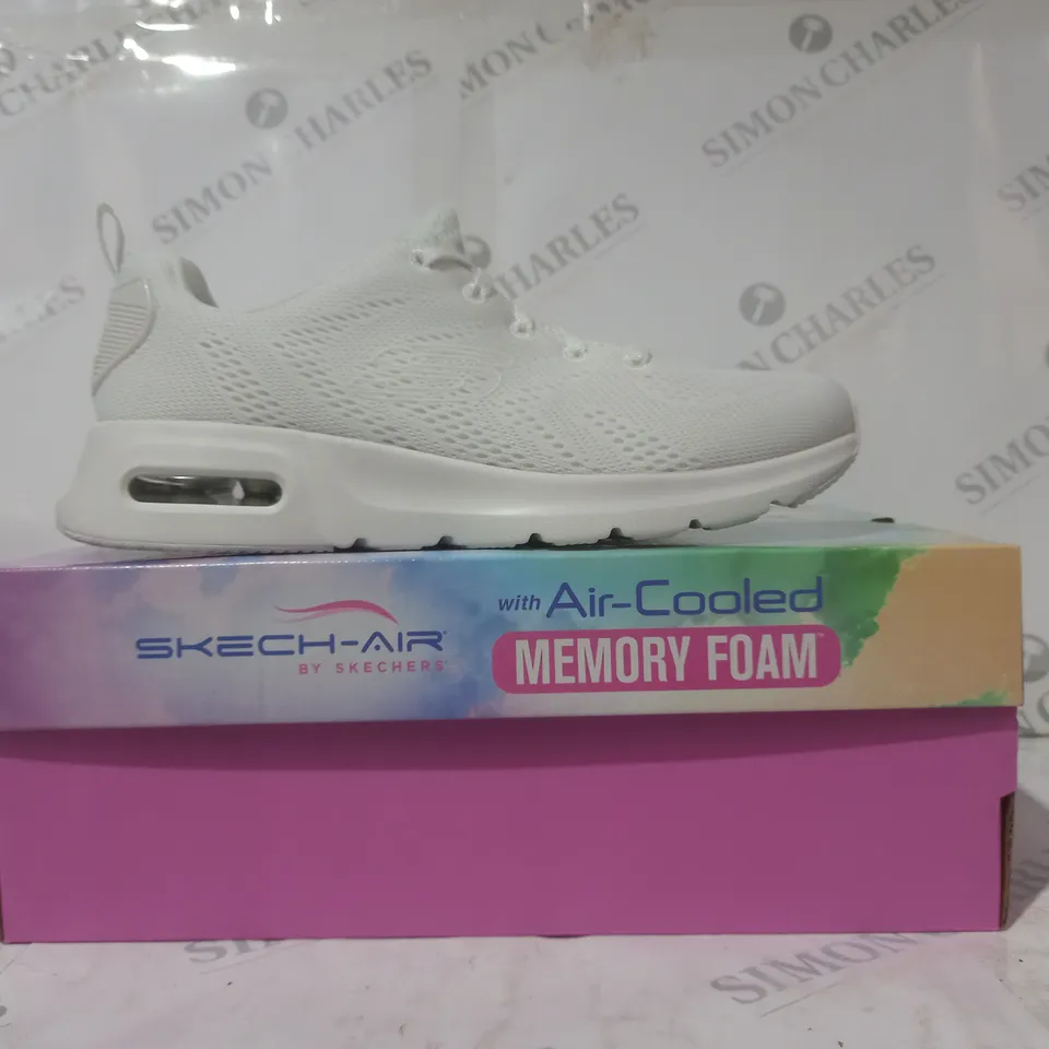 BOXED PAIR OF SKETCHERS AIR COOLED TRAINER IN WHITE SIZE 6