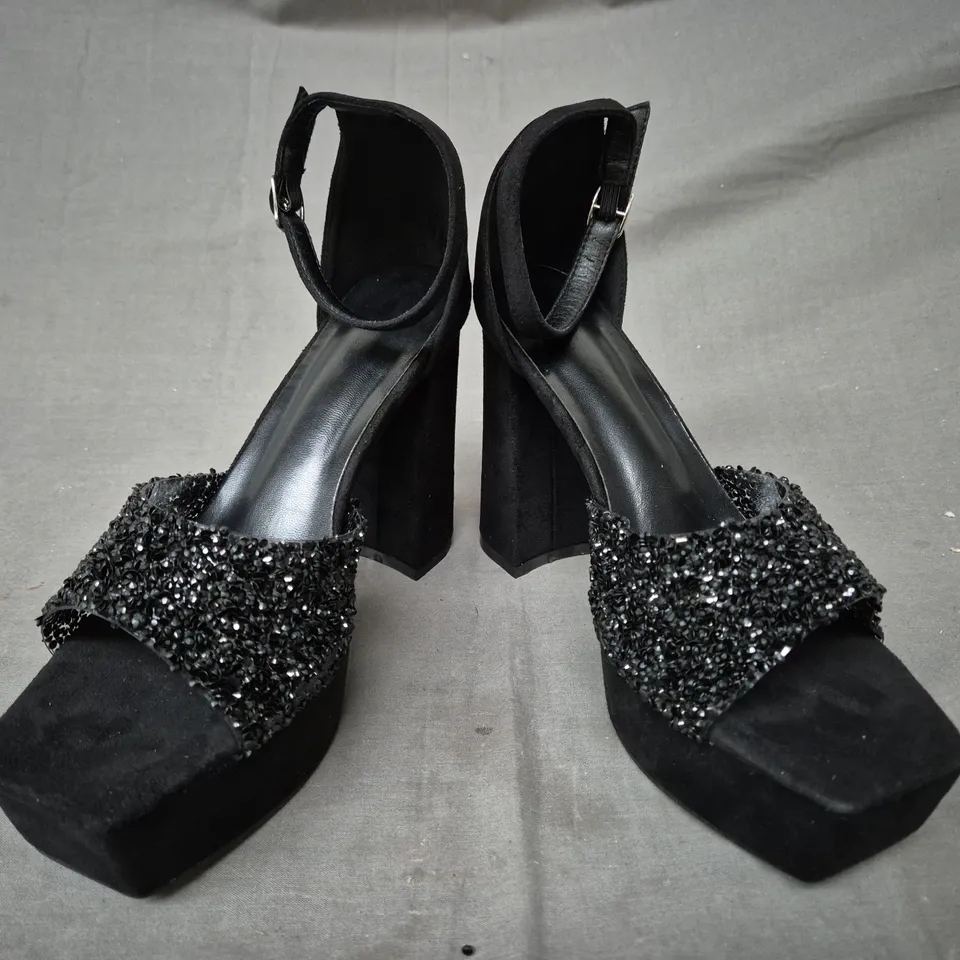 BOXED PAIR OF UNBRANDED OPEN TOE PLATFORM BLOCK HEEL SANDALS IN BLACK SIZE EU 41