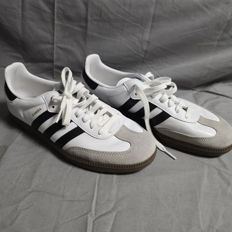 PAIR OF ADIDAS SAMBA SHOES IN WHITE/BLACK SIZE 9.5