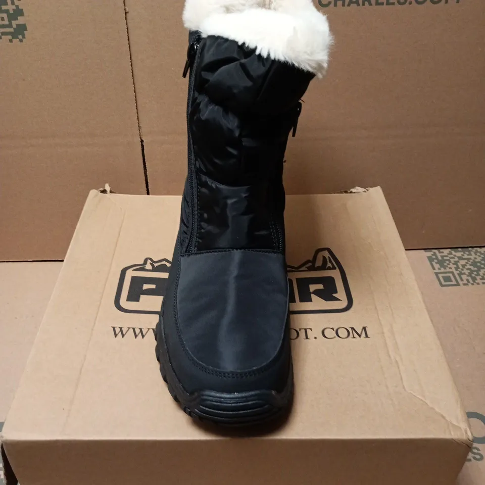 BOXED PAIR OF POLAR WOMENS MEMORY FOAM BOOTS IN BLACK - UK 8
