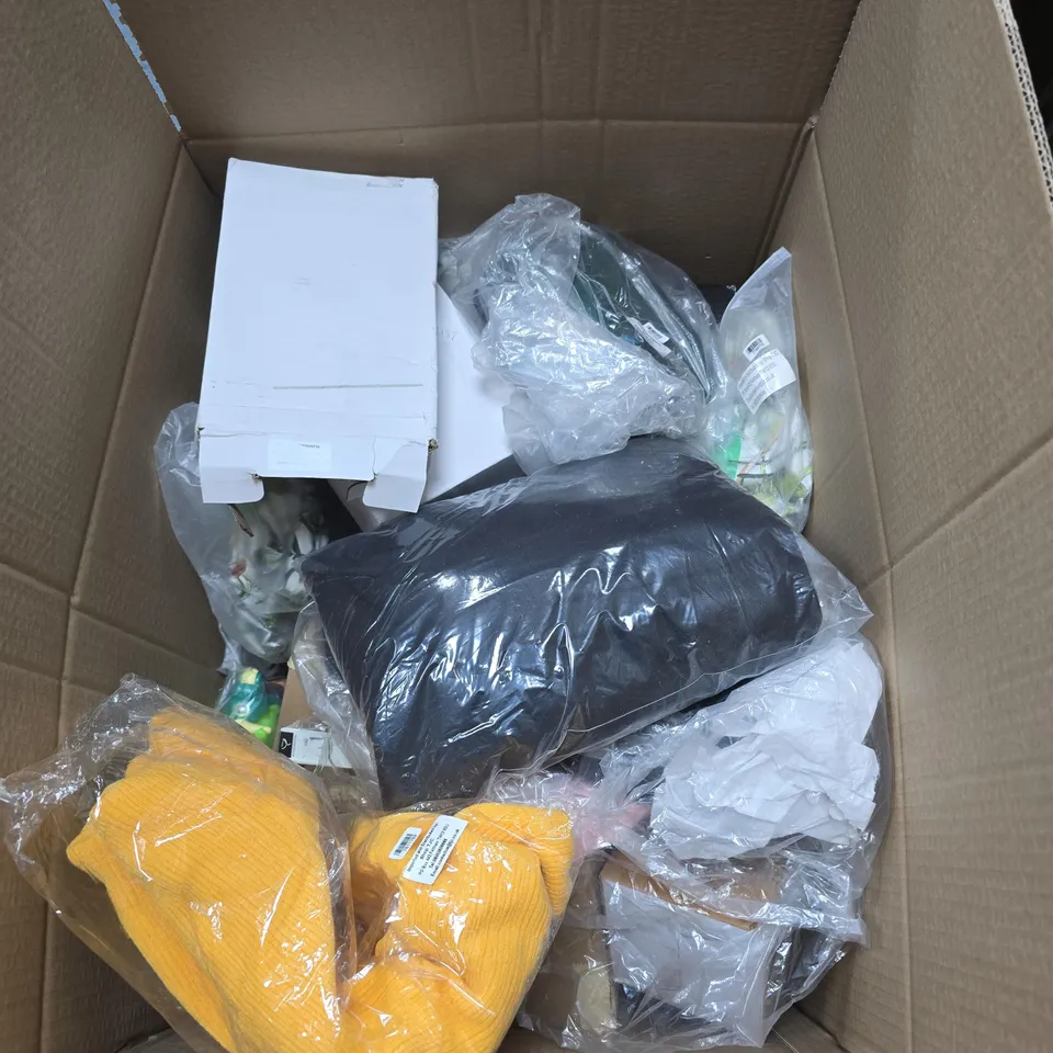 BOX OF APPROXIMATELY 15 ASSORTED HOUSEHOLD ITEMS TO INCLUDE HANDBAG, LADIES TOP, CANDLE, READING GLASSES ETC