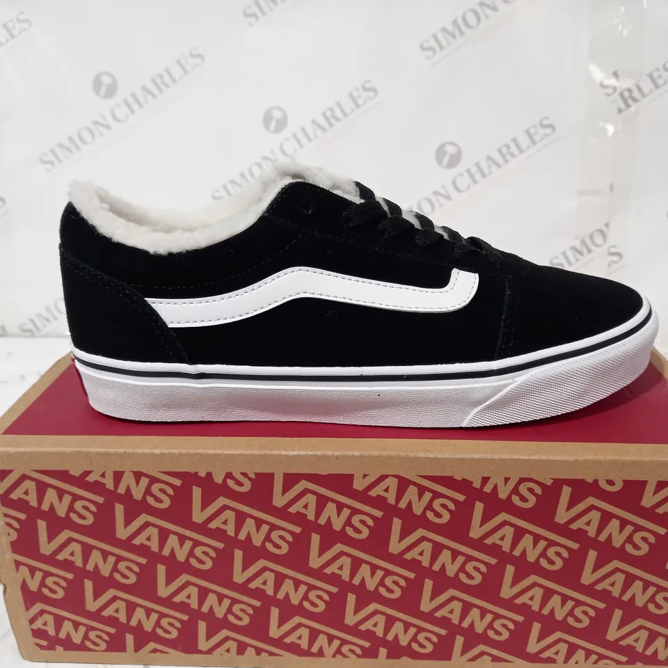 VANNS SUEDE SHERPA BLACK/WHITE SIZE 6
